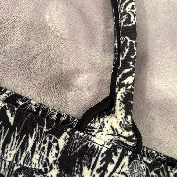 Black and White Tote - Picture 2 of 4